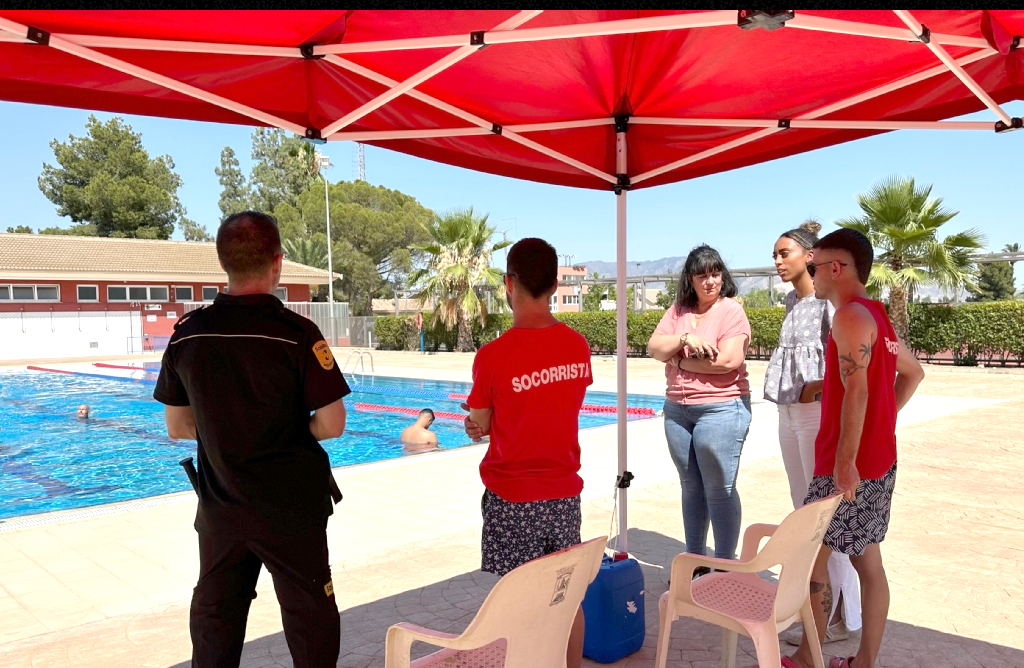 La alcaldesa de Alhama condena el incidente ocurrido en la piscina municipal